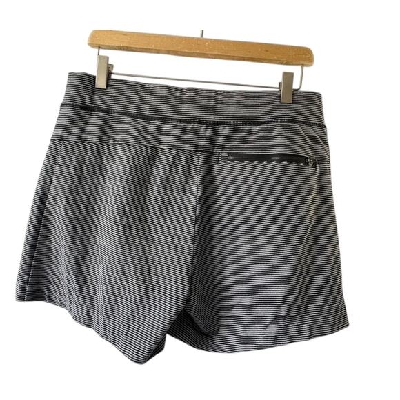 Athleta Gray Stripe Modern Metro Shorts Zip Back Pocket Women's Medium Tall MT - Picture 4 of 6